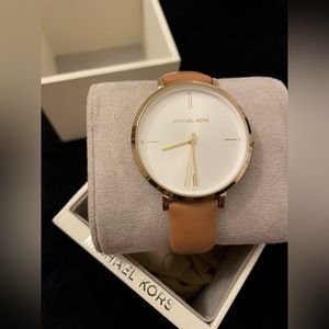 BRAND NEW MICHAEL KORS WATCH
Leather Strap